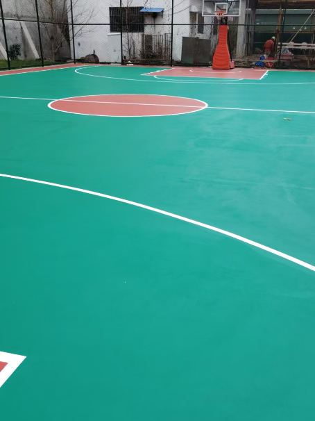 裕民 球场长期使用易出现地面开裂